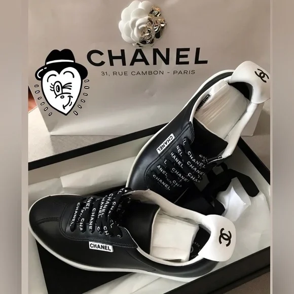 CHANEL✨エナメルブラック✨キャンバス スニーカー✨流通少✨美品✨ シャネル(CHANEL)シャネル スニーカー スニーカー 靴 レディース